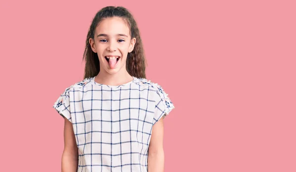 Menina Criança Hispânica Bonito Vestindo Roupas Casuais Furando Língua Para — Fotografia de Stock