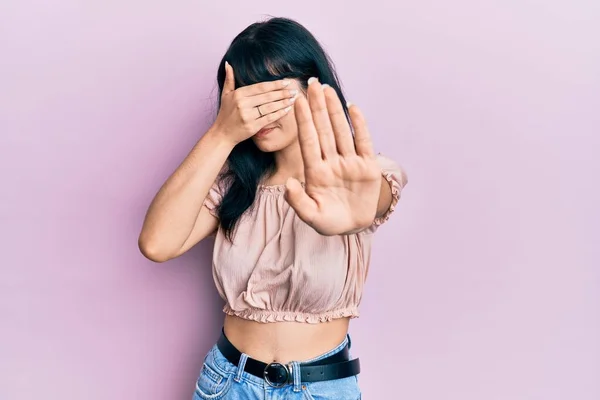 Junges Hispanisches Mädchen Lässiger Kleidung Die Die Augen Mit Händen — Stockfoto