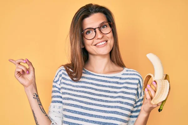 Hermosa Mujer Caucásica Comiendo Plátano Como Bocadillo Saludable Sonriendo Feliz —  Fotos de Stock