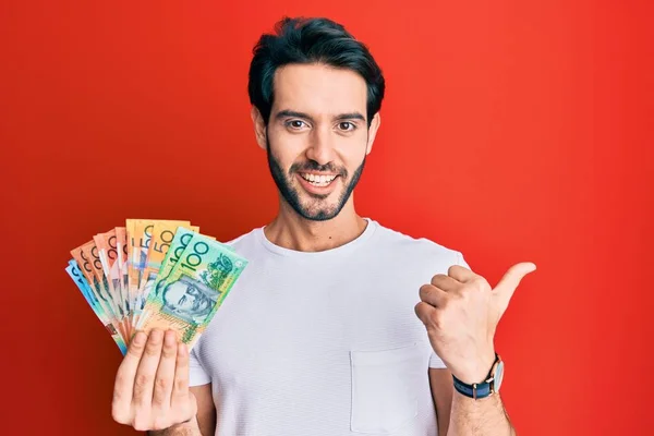 Ung Latinamerikan Man Håller Australiska Dollar Pekar Tummen Upp Till — Stockfoto