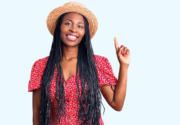 Jovem Afro Americana Usando Chapéu Verão Apontando Dedo Para Cima — Fotografia de Stock