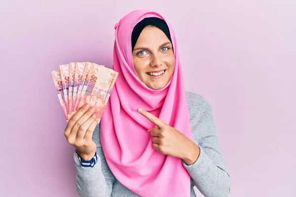 Νεαρή Λευκή Γυναίκα Που Φοράει Ισλαμική Μαντίλα Κρατώντας Χαρτονομίσματα Της — Φωτογραφία Αρχείου