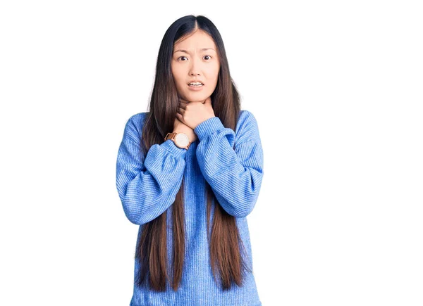 痛みを伴う奇妙なので 若い美しい中国の女性が叫んで窒息カジュアルタートルネックセーターを着ている 健康上の問題 窒息死と自殺の概念は — ストック写真