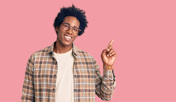 Snygg Afrikansk Amerikansk Man Med Afro Hår Bär Casual Kläder — Stockfoto