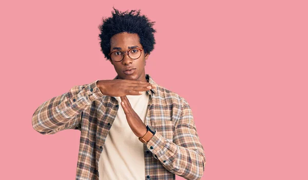 Bonito Homem Afro Americano Com Cabelo Afro Vestindo Roupas Casuais — Fotografia de Stock