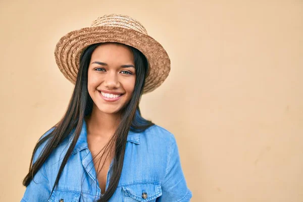 Jong Latin Toeristisch Meisje Vakantie Glimlachend Gelukkig Wandelen Stad — Stockfoto