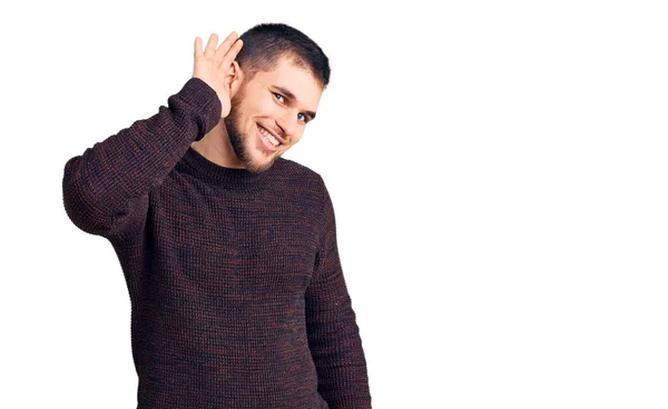 Joven Hombre Guapo Con Suéter Casual Sonriendo Con Mano Sobre — Foto de Stock