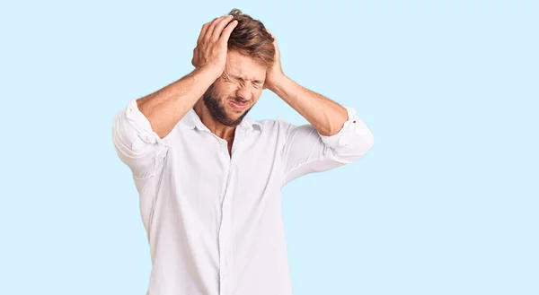 Młody Biały Mężczyzna Luźnych Ubraniach Cierpiący Ból Głowy Zdesperowany Zestresowany — Zdjęcie stockowe