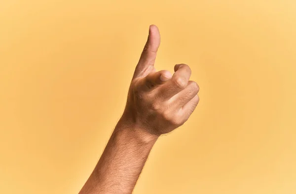 カメラの前に指を指す黄色の隔離された背景の上に白人男性の腕と手 方向に向かって選択し — ストック写真