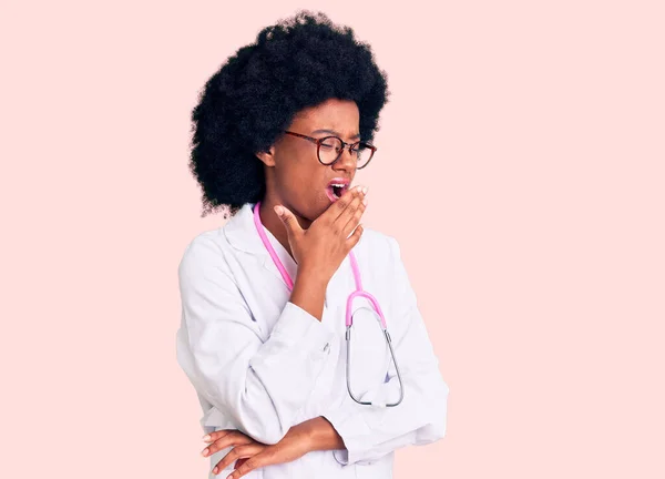 Joven Mujer Afroamericana Vistiendo Abrigo Médico Estetoscopio Aburrido Bostezo Cansado — Foto de Stock