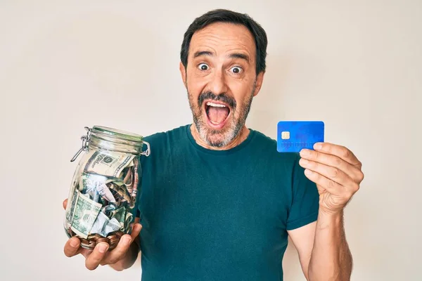 Orta Yaşlı Spanyol Bir Adam Elinde Kredi Kartı Kavanozla Çılgın — Stok fotoğraf