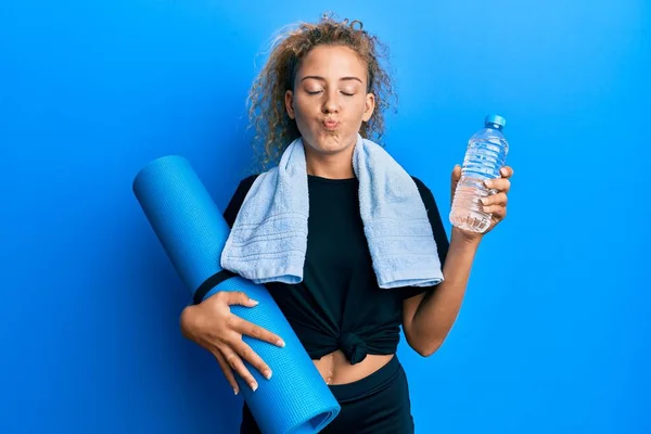 Schöne Kaukasische Teenagerin Mit Yogamatte Und Wasserflasche Der Hand Die — Stockfoto