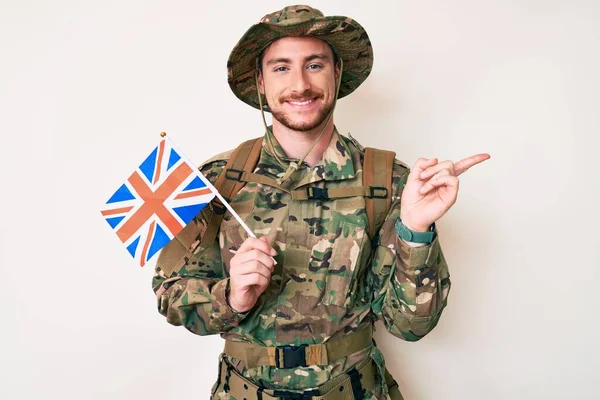 Fiatal Kaukázusi Férfi Álcázott Katonai Egyenruhában Kezében Egyesült Királysági Zászlóval — Stock Fotó