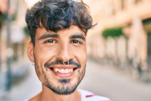 Joven Hombre Hispano Sonriendo Feliz Caminando Calle Ciudad —  Fotos de Stock