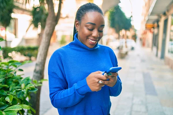 Jong Afrikaans Amerikaans Vrouw Glimlachen Gelukkig Met Behulp Van Smartphone — Stockfoto