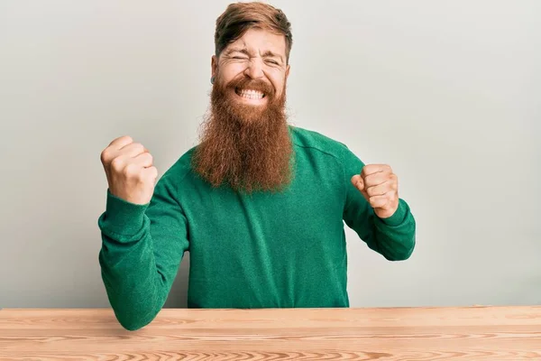 Jonge Ierse Roodharige Man Casual Kleding Tafel Zit Erg Blij — Stockfoto