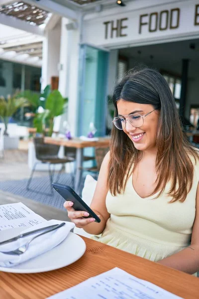 Young Beautiful Hispanic Woman Smiling Happy Sitting Table Using Smartphone — Stock Photo, Image