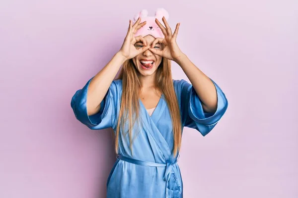 Mooie Jonge Blonde Vrouw Draagt Slaapmasker Pyjama Doet Gebaar Als — Stockfoto
