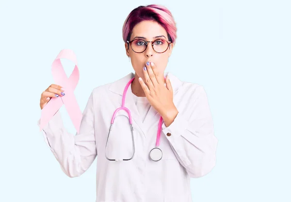 Junge Schöne Frau Mit Rosafarbenen Haaren Doktor Stethoskop Mit Krebsband — Stockfoto
