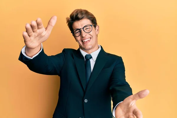 Schöner Kaukasischer Mann Businessanzug Und Krawatte Der Lächelnd Mit Offenen — Stockfoto