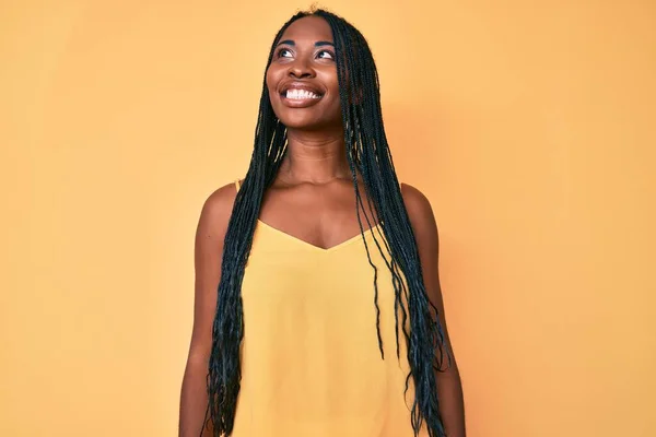 身穿休闲服 头戴辫子的非裔美国女人面带微笑 神态自然 充满自信地大笑 — 图库照片