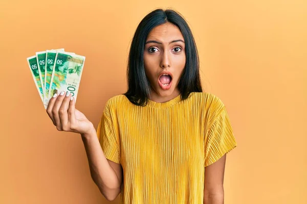 Genç Esmer Kadın Srail Şekeri Tutuyor Banknotlar Korkmuş Ağzı Açık — Stok fotoğraf