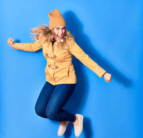 Jovem Bela Mulher Caucasiana Vestindo Roupas Casuais Inverno Sorrindo Feliz — Fotografia de Stock