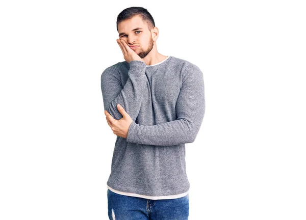 Joven Hombre Guapo Usando Suéter Casual Pensando Que Cansado Aburrido —  Fotos de Stock