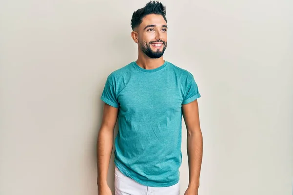 Junger Mann Mit Bart Trägt Lässige Kleidung Die Zur Seite — Stockfoto