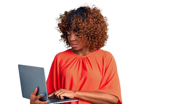 Fiatal Afro Amerikai Dolgozik Számítógépes Laptop Gondolkodás Hozzáállás Józan Kifejezés — Stock Fotó
