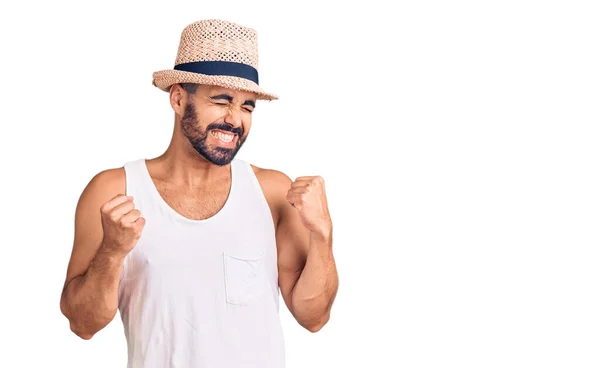 Ung Latinamerikan Man Bär Casual Sommar Hatt Glada För Framgång — Stockfoto