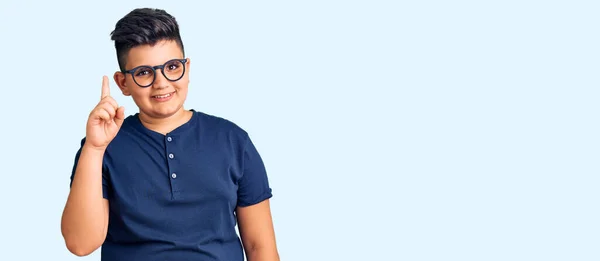 Niño Pequeño Con Ropa Casual Gafas Mostrando Apuntando Hacia Arriba — Foto de Stock