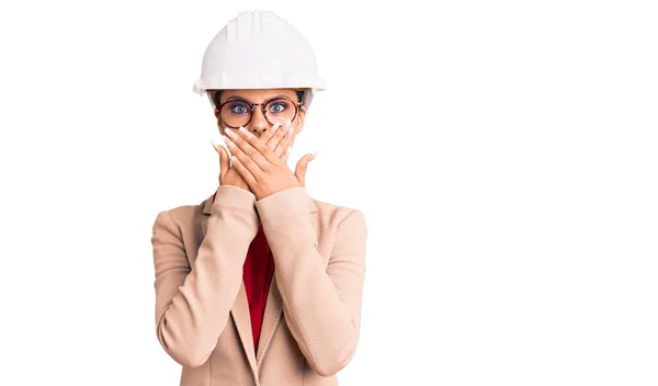 Joven Hermosa Mujer Con Arquitecto Hardhat Impactado Cubriendo Boca Con — Foto de Stock