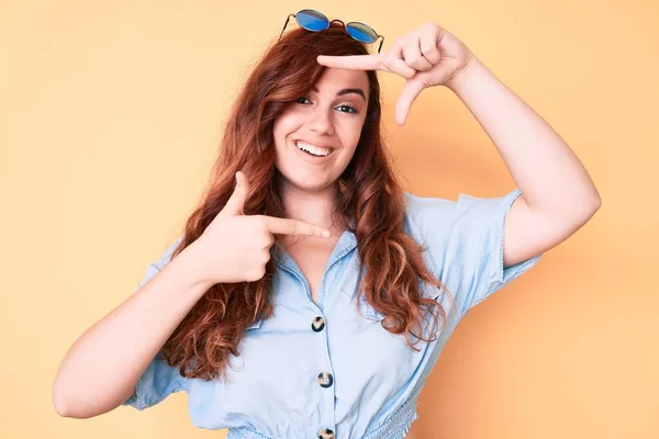 Junge Schöne Frau Lässiger Kleidung Und Sonnenbrille Lächelnd Und Mit — Stockfoto