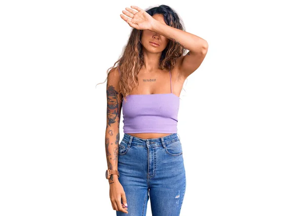 Jonge Latijns Amerikaanse Vrouw Met Tatoeage Die Casual Kleren Draagt — Stockfoto