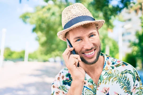 Caucasian Handsome Man Smiling Happy Outdoors Talking Phone — Stock Photo, Image