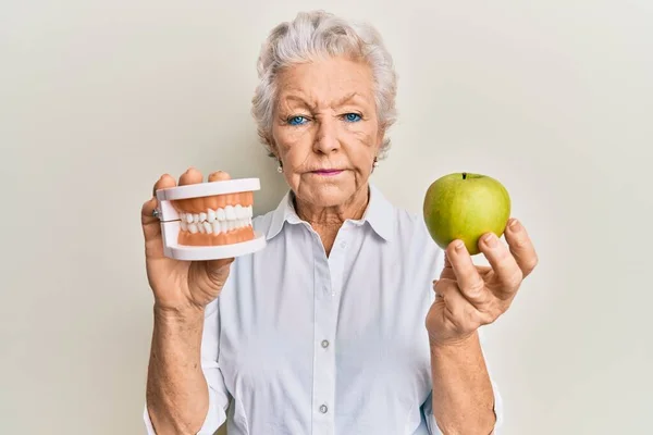 Mulher Cabelos Grisalhos Sênior Segurando Maçã Verde Dentes Dentadura Deprimidos — Fotografia de Stock