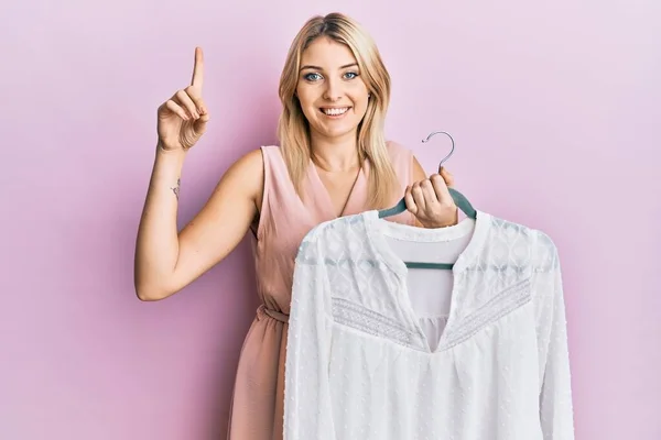 Giovane Donna Caucasica Che Tiene Appendino Con Shirt Sorridente Con — Foto Stock