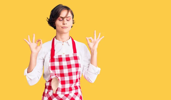 Schöne Junge Frau Mit Kurzen Haaren Trägt Professionelle Kochschürze Entspannen — Stockfoto
