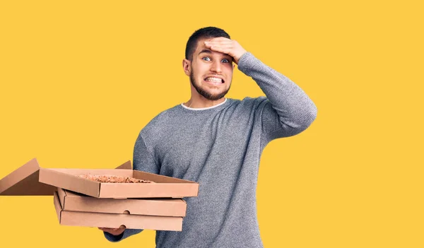 Νεαρός Όμορφος Άντρας Που Κρατάει Κουτιά Ιταλικής Πίτσας Στρεσαρισμένα Και — Φωτογραφία Αρχείου