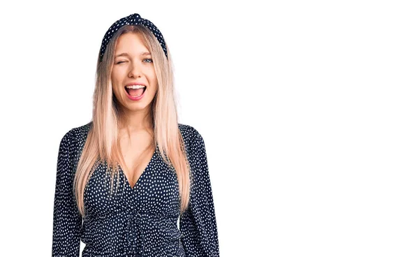 Jong Mooi Blond Vrouw Dragen Casual Kleding Knipogen Naar Camera — Stockfoto