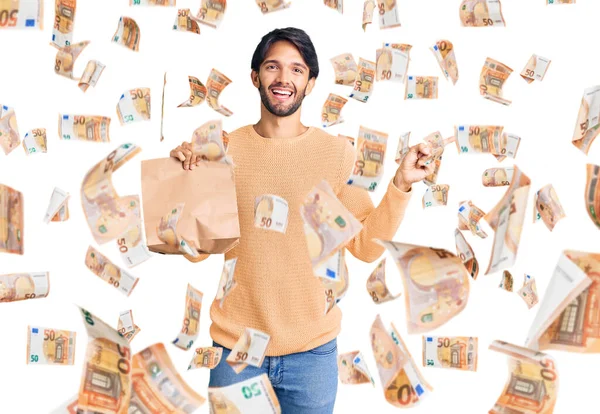 Hombre Hispano Guapo Sosteniendo Llevar Bolsa Papel Sonriendo Feliz Señalando —  Fotos de Stock