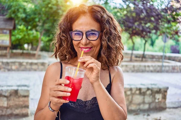 Mujer Hermosa Mediana Edad Vistiendo Camiseta Casual Gafas Sonriendo Feliz —  Fotos de Stock