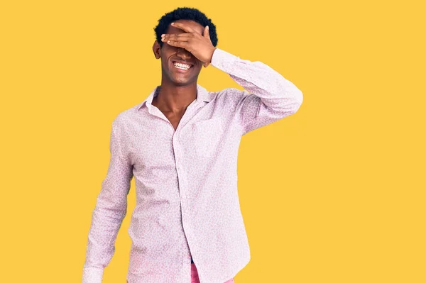 Afrikansk Stilig Man Klädd Avslappnad Rosa Skjorta Ler Och Skrattar — Stockfoto