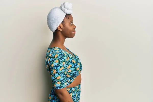 Молодая Африканская Женщина Носить Волосы Тюрбан Африканский Стиль Глядя Сторону — стоковое фото