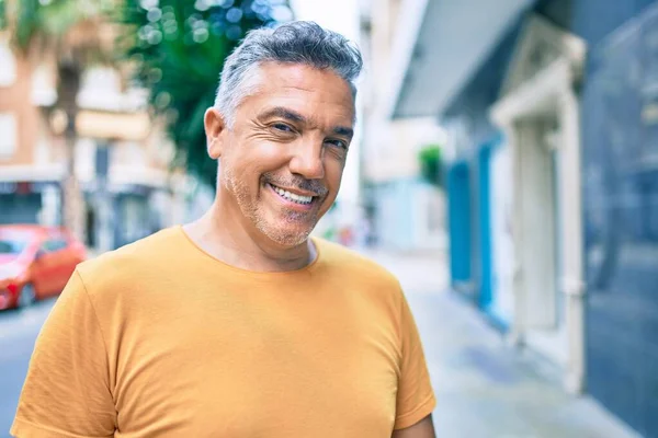 Homem Cabelos Grisalhos Meia Idade Sorrindo Feliz Andando Rua Cidade — Fotografia de Stock