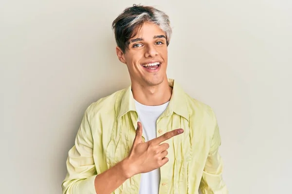 Jovem Hispânico Vestindo Roupas Casuais Sorrindo Alegre Apontando Com Mão — Fotografia de Stock