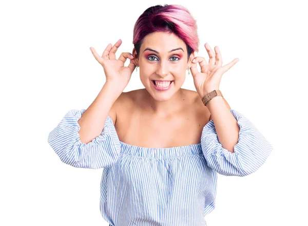 Молода Красива Жінка Рожевим Волоссям Повсякденному Одязі Посміхається Тягнути Вуха — стокове фото