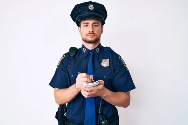 Jovem Caucasiano Vestindo Uniforme Policial Escrevendo Bem Relaxado Com Expressão — Fotografia de Stock