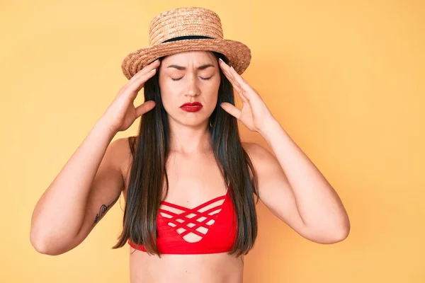 Joven Hermosa Mujer Caucásica Con Bikini Sombrero Con Mano Cabeza —  Fotos de Stock